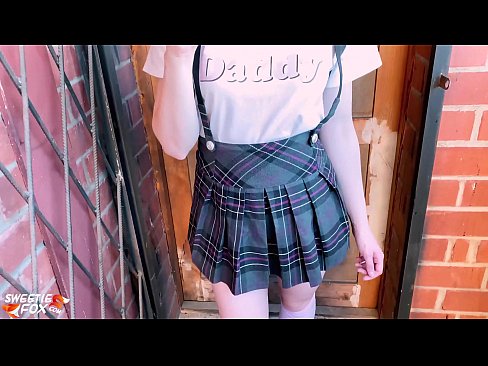 ❤️ Msichana wa shule Ananyonya Dick yake kwa kina na kutombana badala ya madarasa. ❤